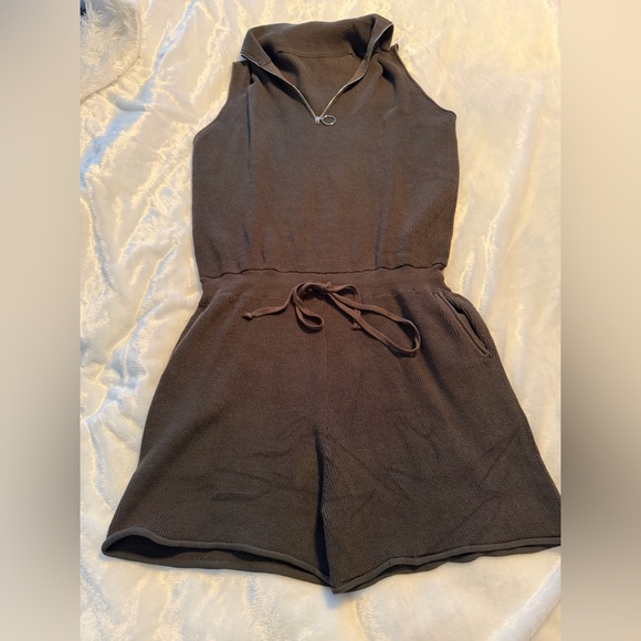 Stylish Sleeveless Green Romper - Picture 3 of 12